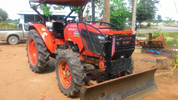 ขายรถไถ KUBOTA M 6040 สภาพดีเดิมๆพร้อมใช้งาน อุปกรณ์ครบ 3 ชิ้นมีพร้อมดันหน้า ผานพรวนและ โรตารี่