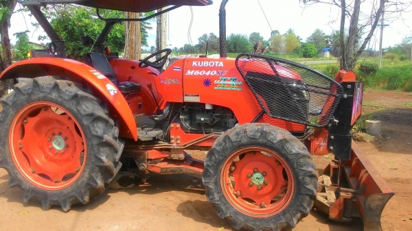 ขายรถไถ KUBOTA M 6040 สภาพดีเดิมๆพร้อมใช้งาน อุปกรณ์ครบ 3 ชิ้นมีพร้อมดันหน้า ผานพรวนและ โรตารี่