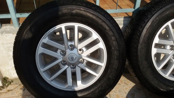ขายล้อแม็กป้ายแดง toyota fortuner 17" พร้อมยางปี14 สนใจติดต่อเล็กคลองสามครับ 081-3747940