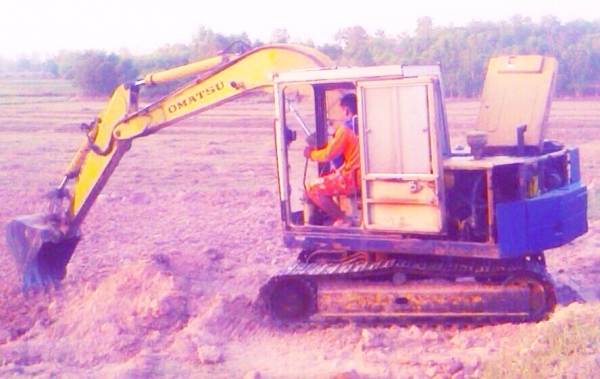KOMATSU PC 60-3 รถบอดี้เดิมสภาพดีพร้อมทำงานได้เลยครับ เครื่องยนต์เดิมปั๊มเดิมทำงานได้ดีทำงานได้เร็ว ภายในเก๋งคอนโทรลยาว ควบคุมง่าย ภายนอกบูมอาร์มสวยมีปะเล็กน้อยครับ ช่วงล่างแน่นดี เฟลมสวยไม่มีผุ โรลเลอร์โซ่ใบแทรกสภาพดีประมาณ 50-60\% เอกสารสัญญาซื้อขาย ราคา KOMATSU PC 60-3 รถบอดี้เดิมสภาพดีพร้อมทำงานได้เลยครับ เครื่องยนต์เดิมปั๊มเดิมทำงานได้ดีทำงานได้เร็ว ภายในเก๋งคอนโทรลยาว ควบคุมง่าย ภายนอกบูมอาร์มสวยมีปะเล็กน้อยครับ ช่วงล่างแน่นดี เฟลมสวยไม่มีผุ โรลเลอร์โซ่ใบแทรกสภาพดีประมาณ 50-60\% เอกสารสัญญาซื้อขาย ราคา