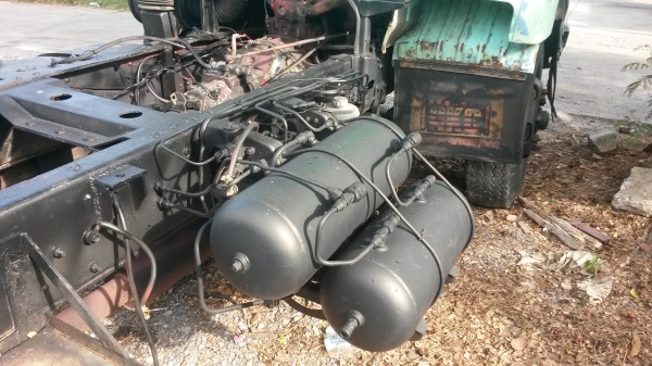 ขายรถ10ล้อ KT925 เพลาเดียว ทะเบียนไม่ขาดพร้อมขับเอาไปทำเทเลอร์ได้เลย เครื่องเกียร์ดีครับEH700 แซสซีสวยยิงทรายแล้ว มีเล่มทะเบียนแต่ไม่มีชุดโอนเจ้าของเก่าเสียชีวิต แต่ต่อภาษีได้ตลอดครับ ขายถูก 270000 บาทเท่านั้น