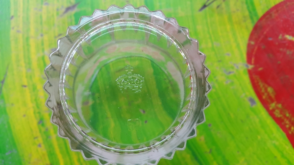 แก้วเก่า เหมาะสะสม ตอกลายมงกุฎ ใบละ 50 มีหลายแบบ