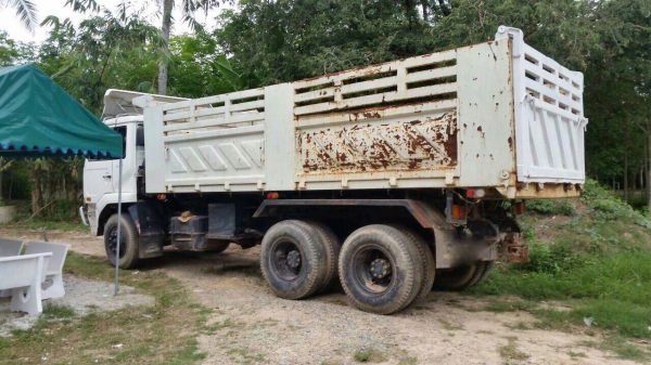 รถนิสสัน 10 ล้อดั้ม UD / 320 แรงม้า.  ปี 50   สนใจติดต่อ  081- 6079515