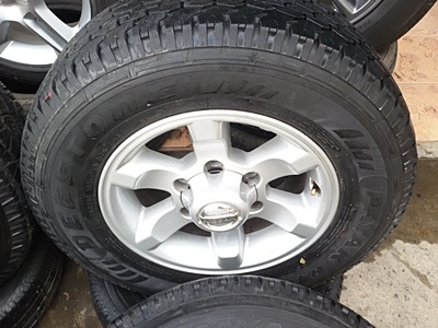 ขายล้อNISSAN ขอบ15 6รูกว้าง6.5พร้อมยาง225/70/15  4 ล้อ