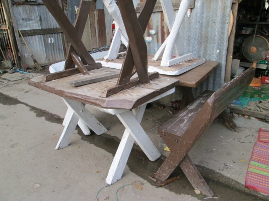 โต๊ะไมัเนื้อแข็ง   มีทั้งหมด  6 ชุด  ร้านอาหาร  นั่งเล่นในบ้าน