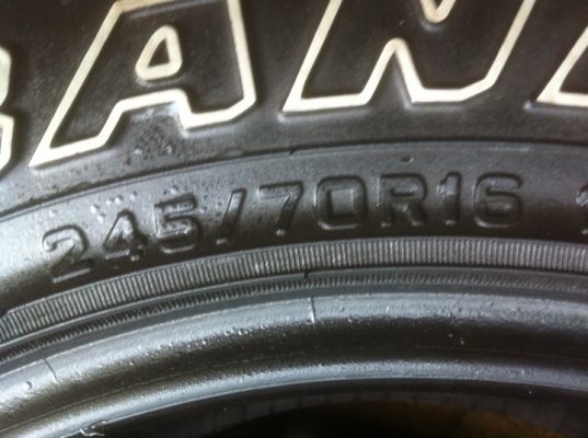 ยาง Dunlop 245 70 16 ปลายปี11 ราคาไม่แพงใช้ได้อีกหลายปีครับ