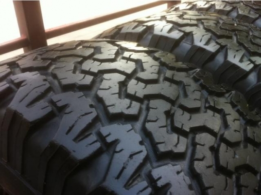 ยาง BF goodrich 31 10.5 R15 ปี12 ดอกเยอะใช้อีก2-3ปี สบายๆครับ