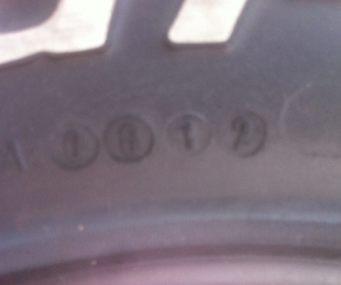 ยาง BF goodrich 31 10.5 R15 ปี12 ดอกเยอะใช้อีก2-3ปี สบายๆครับ