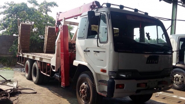 10 ล้อกะบะหางปลา มีวินซ์ บันไดไฮดรอลิคติดเครน 5 ตัน 4 ปลอก NISSAN รุ่น บิ๊กทั่ม