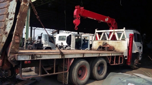 10 ล้อกะบะหางปลา มีวินซ์ บันไดไฮดรอลิคติดเครน 5 ตัน 4 ปลอก NISSAN รุ่น บิ๊กทั่ม