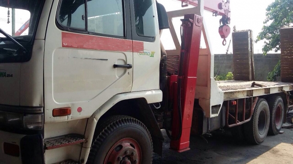 10 ล้อกะบะหางปลา มีวินซ์ บันไดไฮดรอลิคติดเครน 5 ตัน 4 ปลอก NISSAN รุ่น บิ๊กทั่ม