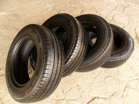 ยางรถกระบะขอบ15  มิชลิน215-70-R15ลงพื้นปี13(4เส้น2,600บ)ดอกหนามาก90\%