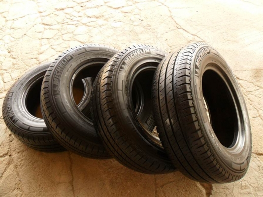 ยางรถกระบะขอบ15 มิชลิน215-70-R15ลงพื้นปี13(4เส้น2,600บ)ดอกหนามาก90\% ยางรถกระบะขอบ15 มิชลิน215-70-R15ลงพื้นปี13(4เส้น2,600บ)ดอกหนามาก90\%