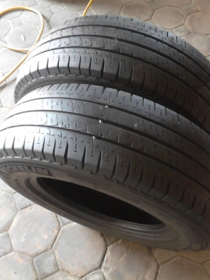 215/70R15 MICHELIN AGILIS ปี 2013 มี 2 เส้น tel.081-427-3941