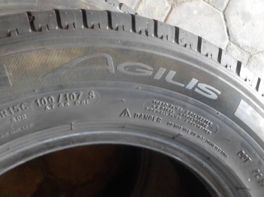 215/70R15 MICHELIN AGILIS ปี 2013 มี 2 เส้น tel.081-427-3941
