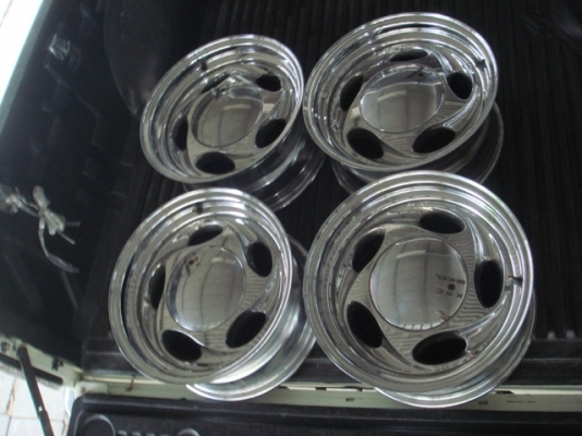 ขายล้อ kmc โครเมี่ยมแนวๆอเมริกาครับขอบ 15 กว้าง 7นิ้ว6รู139ลบประมาณ5-6ครับ