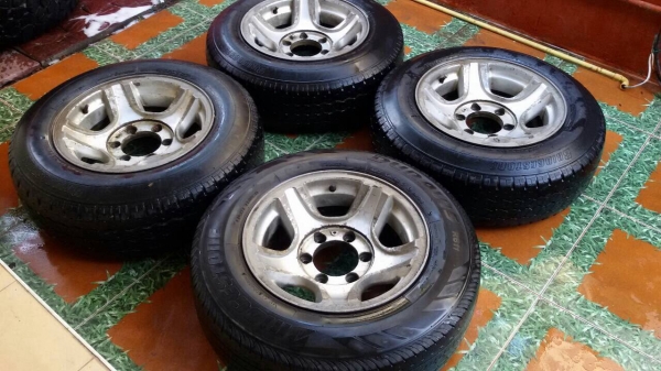 ขายล้อ 6 รู ขอบ 15 พร้อมยาง bridgestone ขายล้อ 6 รู ขอบ 15 พร้อมยาง bridgestone