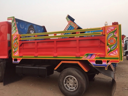 ชายรถ6ล้อดั้ม