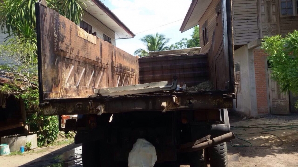 ขายรถบรรทุกสิบล้อดัมพ์ HINO 3M เครื่องเดิม 240 แรง 2 เพลา เกียร์เดิม ปี 38 กระบะดัมพ์สามมิต