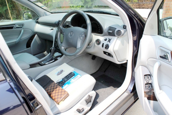 2002 BENZ C180 2.0 Elegance ออกศูนย์เบนซ์ทองหล่อ เจ้าของขายเอง