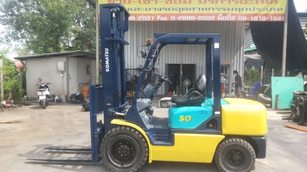 KOMATSU FD30-12ขนาด3ตัน เสายกสูง4เมตร เกียร์ออร์โต้ เครื่องยนต์ดีเซล4D94E ยางตันใหม่4เส้นการใช้งาน2xxxชม.ราคาต่อรองได้