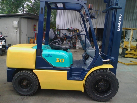 KOMATSU FD30-12ขนาด3ตัน เสายกสูง4เมตร เกียร์ออร์โต้ เครื่องยนต์ดีเซล4D94E ยางตันใหม่4เส้นการใช้งาน2xxxชม.ราคาต่อรองได้