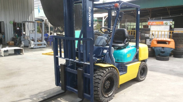 KOMATSU FD30-12ขนาด3ตัน เสายกสูง4เมตร เกียร์ออร์โต้ เครื่องยนต์ดีเซล4D94E ยางตันใหม่4เส้นการใช้งาน2xxxชม.ราคาต่อรองได้