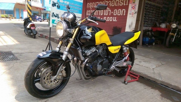 ขายคับ HONDA CB400 ปี93 ของแต่งล้น สีสวย ท่อแต่ง JMCA บังโคลนหน้าแต่ง ไฟเลี้ยวแต่ง กันล้ม โซ่สเตอเต็ม แฮนด์บาร์ กระจกแต่ง อินวอยส์ สรรพสามิตร สวยๆ คับ ราคา 58500 บาท ส่งได้ทั่วไทยคับ สนใจติดต่อ 081-0578282 ไอดีไลน์ POPBIGBIKESAKON คับ สนใจรถสวย ถูก ดี ต้อ