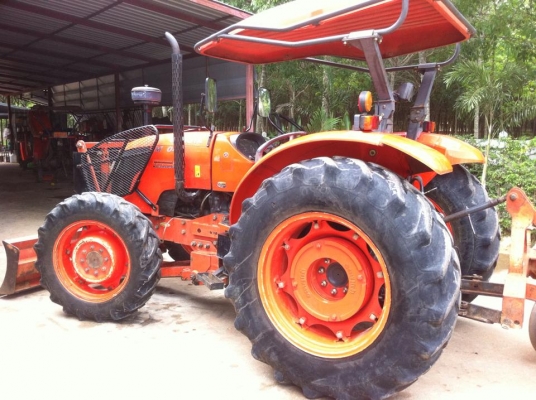 ขายรถไถ Kubota M7040 (4WD) พร้อมดันหน้า+ผานพรวนช้าง รถบ้าน เดิมๆ พร้อมใช้งานครับ