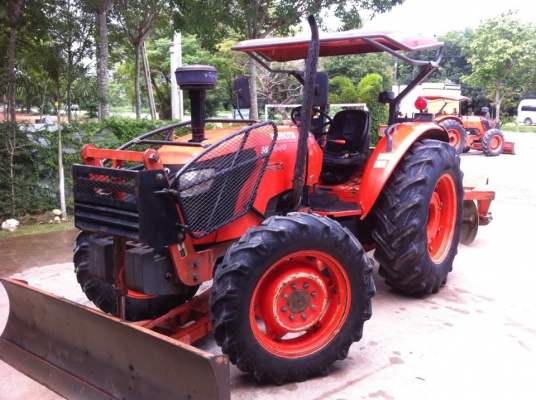 ขายรถไถ Kubota M7040 (4WD) พร้อมดันหน้า+ผานพรวนช้าง รถบ้าน เดิมๆ พร้อมใช้งานครับ