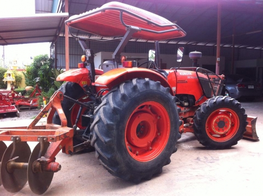 ขายรถไถ Kubota M7040 (4WD) พร้อมดันหน้า+ผานพรวนช้าง รถบ้าน เดิมๆ พร้อมใช้งานครับ