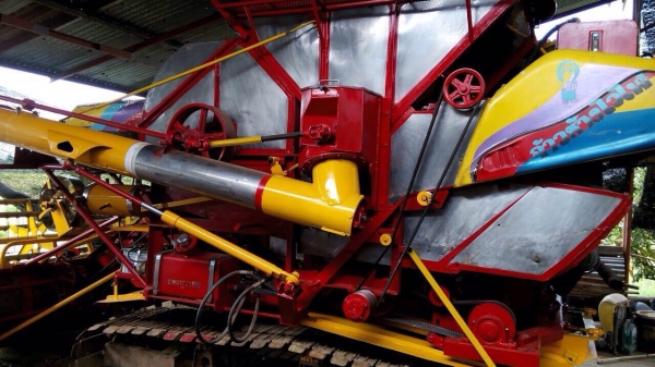 ขายรถเกี่ยวข้าวเกษตรพัฒนา รุ่นจ้าวช้างไวไฟ ปี 51 เครื่องยนต์ 240 HP 6D17 เทอร์โบ อุ้ม 2.5 ตัน ปั๊มอินตั้นเบอร์ 23 ช่วงล่าง 12 ของโรงงานทั้งหมดครับ รถเกี่ยวสวยสภาพดีพร้อมทำงานได้เลยครับ ราคาต่อรองได้ครับ ขายรถเกี่ยวข้าวเกษตรพัฒนา รุ่นจ้าวช้างไวไฟ ปี 51 เครื่องยนต์ 240 HP 6D17 เทอร์โบ อุ้ม 2.5 ตัน ปั๊มอินตั้นเบอร์ 23 ช่วงล่าง 12 ของโรงงานทั้งหมดครับ รถเกี่ยวสวยสภาพดีพร้อมทำงานได้เลยครับ ราคาต่อรองได้ครับ