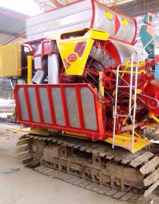 ขายรถเกี่ยวข้าวเกษตรพัฒนา รุ่นจ้าวช้างไวไฟ ปี 51 เครื่องยนต์ 240 HP 6D17 เทอร์โบ อุ้ม 2.5 ตัน ปั๊มอินตั้นเบอร์ 23 ช่วงล่าง 12 ของโรงงานทั้งหมดครับ รถเกี่ยวสวยสภาพดีพร้อมทำงานได้เลยครับ ราคาต่อรองได้ครับ ขายรถเกี่ยวข้าวเกษตรพัฒนา รุ่นจ้าวช้างไวไฟ ปี 51 เครื่องยนต์ 240 HP 6D17 เทอร์โบ อุ้ม 2.5 ตัน ปั๊มอินตั้นเบอร์ 23 ช่วงล่าง 12 ของโรงงานทั้งหมดครับ รถเกี่ยวสวยสภาพดีพร้อมทำงานได้เลยครับ ราคาต่อรองได้ครับ