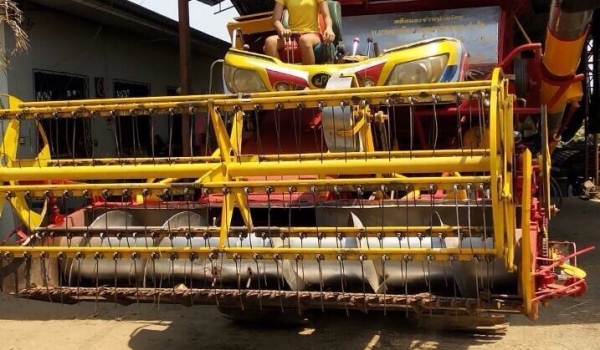 ขายรถเกี่ยวข้าวเกษตรพัฒนา รุ่นจ้าวช้างไวไฟ ปี 51 เครื่องยนต์ 240 HP 6D17 เทอร์โบ อุ้ม 2.5 ตัน ปั๊มอินตั้นเบอร์ 23 ช่วงล่าง 12 ของโรงงานทั้งหมดครับ รถเกี่ยวสวยสภาพดีพร้อมทำงานได้เลยครับ ราคาต่อรองได้ครับ ขายรถเกี่ยวข้าวเกษตรพัฒนา รุ่นจ้าวช้างไวไฟ ปี 51 เครื่องยนต์ 240 HP 6D17 เทอร์โบ อุ้ม 2.5 ตัน ปั๊มอินตั้นเบอร์ 23 ช่วงล่าง 12 ของโรงงานทั้งหมดครับ รถเกี่ยวสวยสภาพดีพร้อมทำงานได้เลยครับ ราคาต่อรองได้ครับ