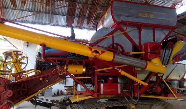 ขายรถเกี่ยวข้าวเกษตรพัฒนา รุ่นจ้าวช้างไวไฟ ปี 51 เครื่องยนต์ 240 HP 6D17 เทอร์โบ อุ้ม 2.5 ตัน ปั๊มอินตั้นเบอร์ 23 ช่วงล่าง 12 ของโรงงานทั้งหมดครับ รถเกี่ยวสวยสภาพดีพร้อมทำงานได้เลยครับ ราคาต่อรองได้ครับ ขายรถเกี่ยวข้าวเกษตรพัฒนา รุ่นจ้าวช้างไวไฟ ปี 51 เครื่องยนต์ 240 HP 6D17 เทอร์โบ อุ้ม 2.5 ตัน ปั๊มอินตั้นเบอร์ 23 ช่วงล่าง 12 ของโรงงานทั้งหมดครับ รถเกี่ยวสวยสภาพดีพร้อมทำงานได้เลยครับ ราคาต่อรองได้ครับ