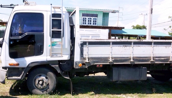 ISUZU DECA 195 HP 6HE1 รถบรรทุกหกล้อ กระบะเหล็กความยาว 6 เมตรสภาพดีมากครับพร้อมบรรทุกได้เลย เครื่องยนต์แน่นแรงดีสุดๆครับ ภายในเก๋งคอนโซลสวยครบ แอร์ พวงมาลัยเพาเวอร์ ระบบเบรคทริ๊ปฟี้ครบ ช่วงล่างแน่นดีพร้อมได้เลย
