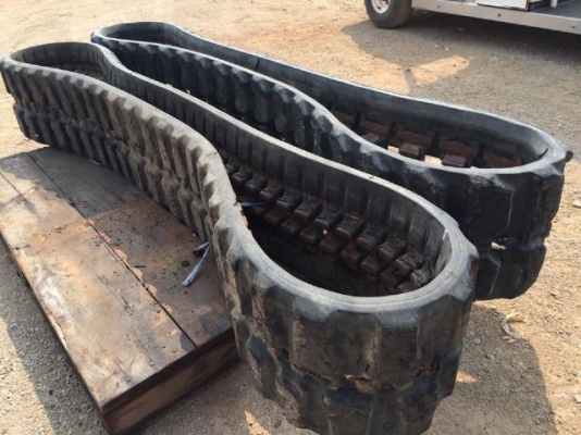 ขายแทรคยาง ใช้กับ รถขุด KOMATSU PC20 นำเข้าจากญี่ปุ่น ติดต่อ 081-2990958/089-8368497 (เจ้าของขายเอง)