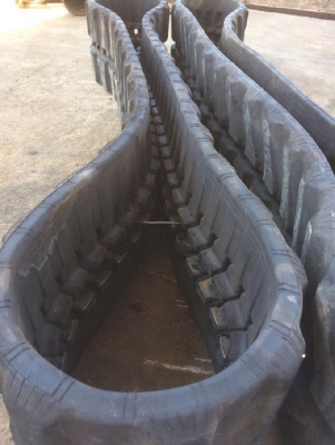 ขายแทรคยาง ใช้กับ รถขุด KOMATSU PC40/45/40MR นำเข้าจากญี่ปุ่น ติดต่อ 081-2990958/089-8368497 (เจ้าของขายเอง)