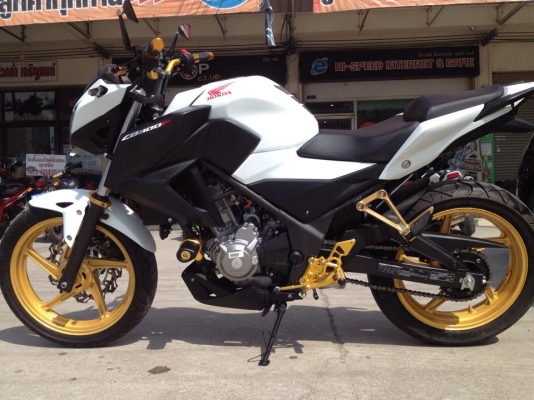 ขาย ฮอนด้า Cb300 F สีขาว รถ จดก.พ 58 รถ 2 เดือน