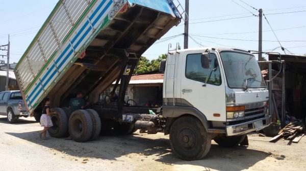**765,000 บ.ต่อรอง///ไอ้หลง10ล้อดั้มFUSO MA-195 ** ขาย MITSUBISHI FUSO-195 10ล้อ2เพลาดั้มเนียมเกษตร MITSU FN527M-A117xx 6D16-195HP 10SPEED ปี32 เครื่องเดิม เกียร์เดิม เครื่อง6D16-195แรง เครื่องดี แน่นดี แรงดี เกียร์ดี 10สปีด เข้าง่ายไม่หลุดครับ ช่วงล่างเด