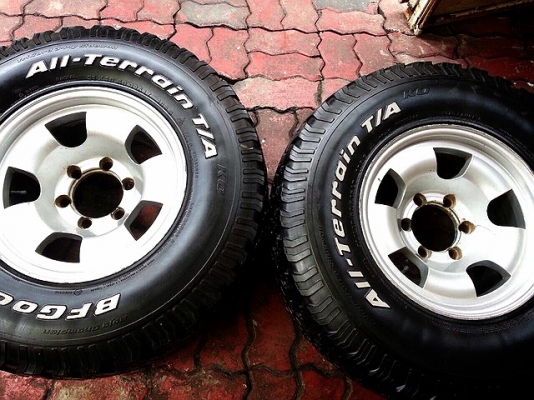 ขายยาง BF ALL 31 ขอบ 15 พร้อมล้อ มี 1 คู่ ขายยาง BF ALL 31 ขอบ 15 พร้อมล้อ มี 1 คู่