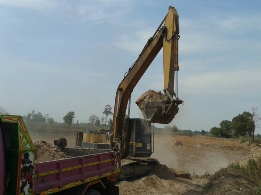 ขายแมคโครถขุดpc200-3KOMATSU/0857698049/0887115178