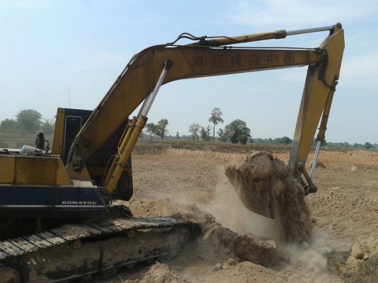 ขายแมคโครถขุดpc200-3KOMATSU/0857698049/0887115178