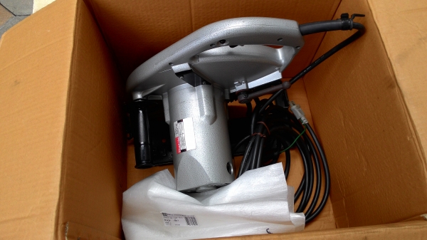 เลื่อยวงเดือน 10 นิ้ว makita รุ่น 5201N (1,450w.) ใช้สำหรับตัดไม้ มือสองสภาพใหม่มาก ปรับราคาเหลือ6.500บาท