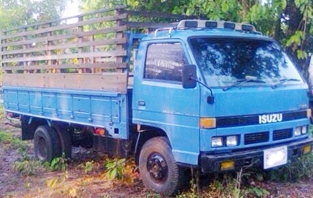 ISUZU NPR 100 HP 4BC2 รถบรรทุกหกล้อ กระบะเหล็กคอกไม้ความยาว 4.30 เมตรสภาพดีสวยพร้อมบรรทุกได้เลย เครื่องยนต์แรงดีไม่มีเยิ้ม ภายในเก๋งคอนโซลสวยครบ พวงมาลัยเพาเวอร์ เกียร์สั้นครบพร้อมใช้งาน ช่วงล่างแน่นดีคัชซีไม่มีแตกบวม ยาง 8.25 ขอบ 16 สภาพดี 70\% พร้อมใช้งา