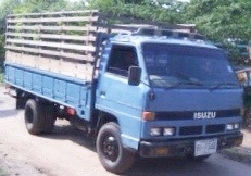 ISUZU NPR 100 HP 4BC2 รถบรรทุกหกล้อ กระบะเหล็กคอกไม้ความยาว 4.30 เมตรสภาพดีสวยพร้อมบรรทุกได้เลย เครื่องยนต์แรงดีไม่มีเยิ้ม ภายในเก๋งคอนโซลสวยครบ พวงมาลัยเพาเวอร์ เกียร์สั้นครบพร้อมใช้งาน ช่วงล่างแน่นดีคัชซีไม่มีแตกบวม ยาง 8.25 ขอบ 16 สภาพดี 70\% พร้อมใช้งา