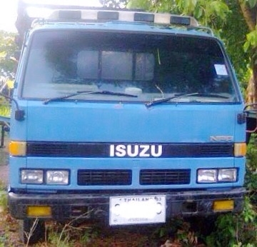 ISUZU NPR 100 HP 4BC2 รถบรรทุกหกล้อ กระบะเหล็กคอกไม้ความยาว 4.30 เมตรสภาพดีสวยพร้อมบรรทุกได้เลย เครื่องยนต์แรงดีไม่มีเยิ้ม ภายในเก๋งคอนโซลสวยครบ พวงมาลัยเพาเวอร์ เกียร์สั้นครบพร้อมใช้งาน ช่วงล่างแน่นดีคัชซีไม่มีแตกบวม ยาง 8.25 ขอบ 16 สภาพดี 70\% พร้อมใช้งา