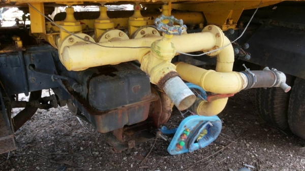 รถอีซูซุ 10 ล้อ บรรทุกน้ำ 175 แรงม้า.  ( ขายไม่มีเล่มทะเบียน. )    สนใจติดต่อ   081 - 6079515