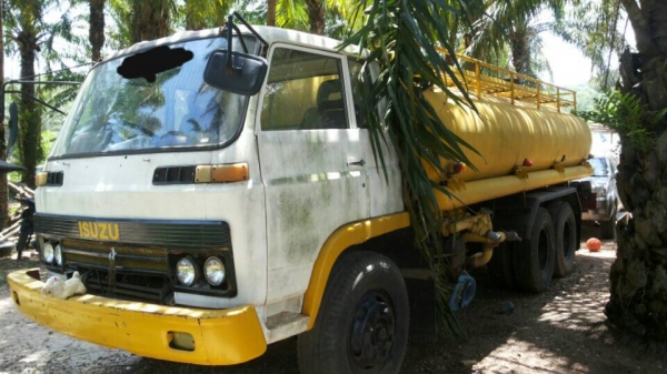 รถอีซูซุ 10 ล้อ บรรทุกน้ำ 175 แรงม้า.  ( ขายไม่มีเล่มทะเบียน. )    สนใจติดต่อ   081 - 6079515