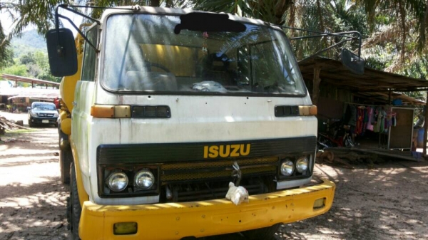 รถอีซูซุ 10 ล้อ บรรทุกน้ำ 175 แรงม้า.  ( ขายไม่มีเล่มทะเบียน. )    สนใจติดต่อ   081 - 6079515